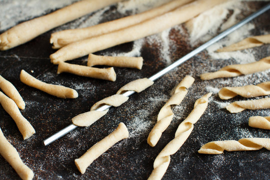 Making whole wheat flour pasta fusilli al ferro