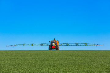 Traktor beim Chemikalien sprühen