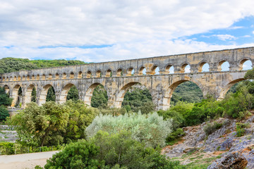 Obraz premium Pont du Gard, stary rzymski akwedukt w pobliżu Nimes w południowej części Francji