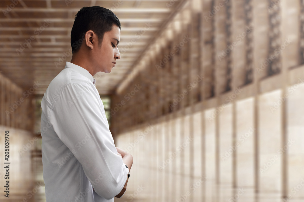 Wall mural Muslim man praying