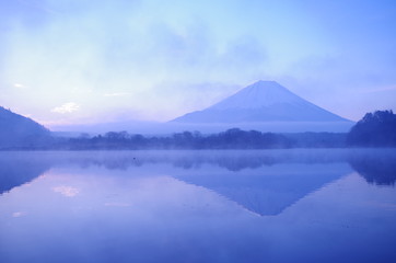 Fototapeta premium Beautiful Mount Fuji in the early morning