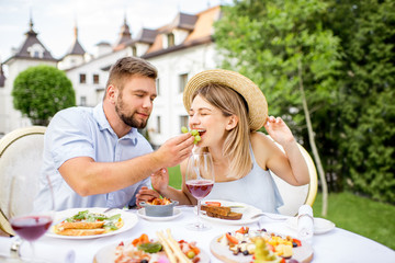 Obraz na płótnie Canvas Couple having romantic breakfast outdoors