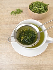 Frisch aufgebrühter Hanftee im Teesieb