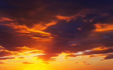 Obraz premium Piękne ogniste pomarańczowe i czerwone niebo zachód słońca.