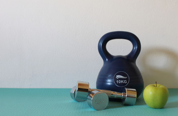 Set of weights with a healthy snack.