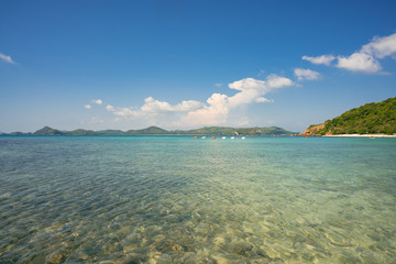 Obraz premium Sea with light blue water - background with blue sky