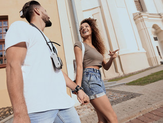 Naklejka premium A couple is walking along the streets of the city and having fun