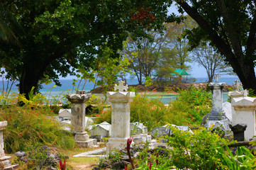 ancien cimetière sur l île de la digue aux Seychelles avec l’océan en arrière plan 