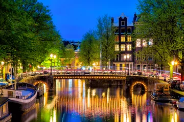 Schilderijen op glas Amsterdamse gracht met typisch Nederlandse huizen en brug tijdens twilight blue hour in Holland, Nederland. © Nikolay N. Antonov