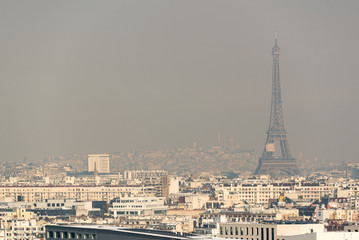 Fototapeta premium Widok z lotu ptaka wieży Eiffla we mgle w Paryżu. Koncepcja zanieczyszczenia powietrza miasta