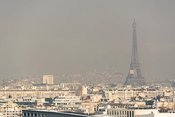 Fototapeten Luftaufnahme des Eiffelturms im Nebel in Paris. Konzept zur Luftverschmutzung in der Stadt © Delphotostock