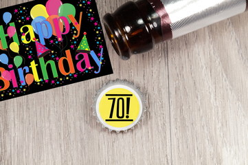 Eine Geburtstagskarte, Flasche Bier und Kronenkorken für den 70 Geburtstag