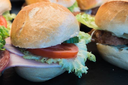 Belegte Br&ouml;tchen in der Auslage einer B&auml;ckerei