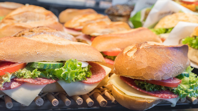 Belegte Br&ouml;tchen in der Auslage einer B&auml;ckerei