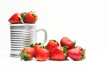 Fresas sobre fondo blanco aislado. Vista de frente. Copy space