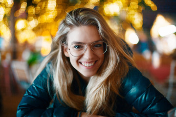 Donna o ragazza bionda sorride, bellezza o felicità