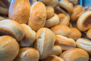 Brötchen in der Auslage einer Bäckerei