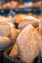 Brötchen in der Auslage einer Bäckerei