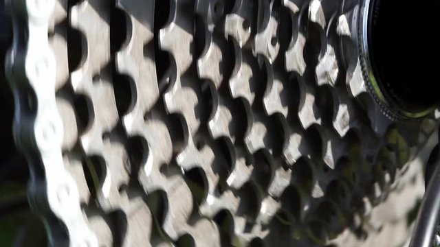 Ritt auf dem Zahnrad: Fahrradkette gleitet &uuml;ber Ritzelpaket