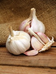 knoblauch auf sackleinen