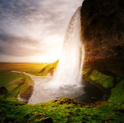 Panele Szklane  Doskonały widok na słynny potężny wodospad Seljalandsfoss w słońcu. Miejsce lokalizacji Islandia, zwiedzanie Europy.