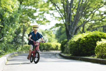 自転車で遊ぶ女の子