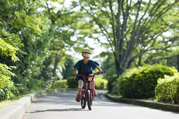 Obraz premium 自転車で遊ぶ女の子