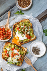 Toast ou Pain Grillé à L'Avocat, Oeuf Poché et Tomate pour le Petit Déjeuner