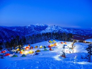 冬の夜明け頃の西穂山荘