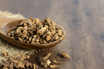 Galgantwurzel getrocknet geschnitten