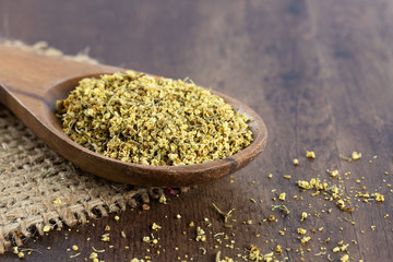 Getrocknete Holunderblüten gerebelt