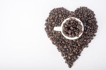 cuore di chicchi caffè nella tazzina