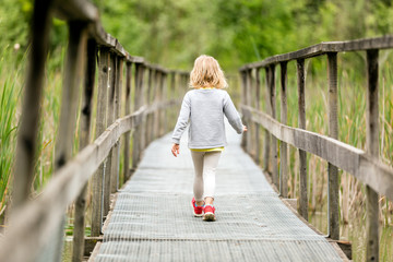 Bambina che cammina sul ponte