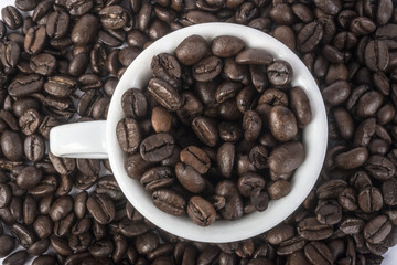 chicchi di caffè nella tazzina