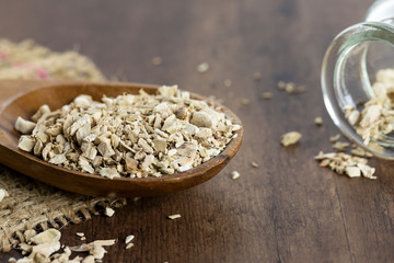 Kalmus auf Holzlöffel und Jute