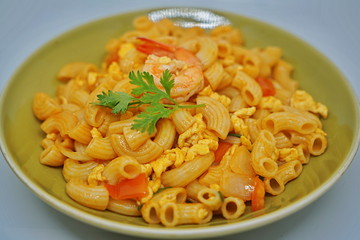 Stir fried macaroni with prawn