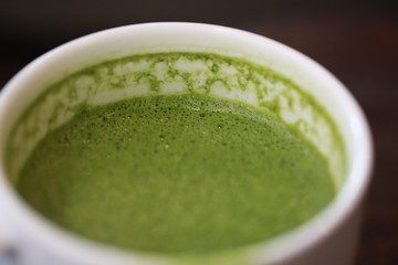 Closeup macro hot green tea latte