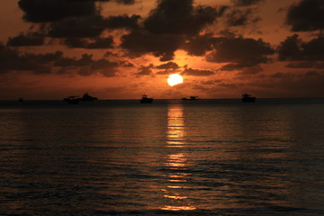 Naklejka na ściany i meble magnifique coucher de soleil sur l'ocean aux seychelles