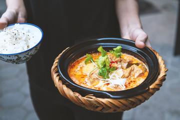 Vietnamesisches und Thailändisches Essen schön angerichtet und im Restaurant serviert mit...