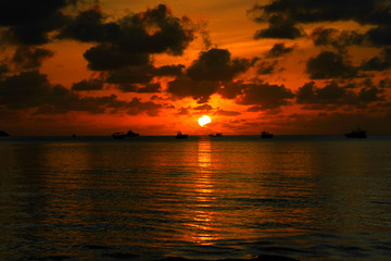 Naklejka na ściany i meble magnifique coucher de soleil sur l'ocean aux seychelles