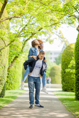 Obraz premium Young couple having fun in a sunny park in springtime, beautiful, romantic mood 
