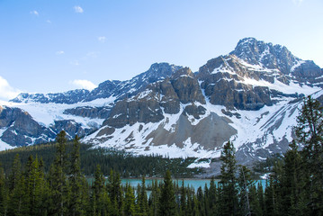 春のカナディアン・ロッキー　バンフ国立公園　クロウフット氷河（カナダ）