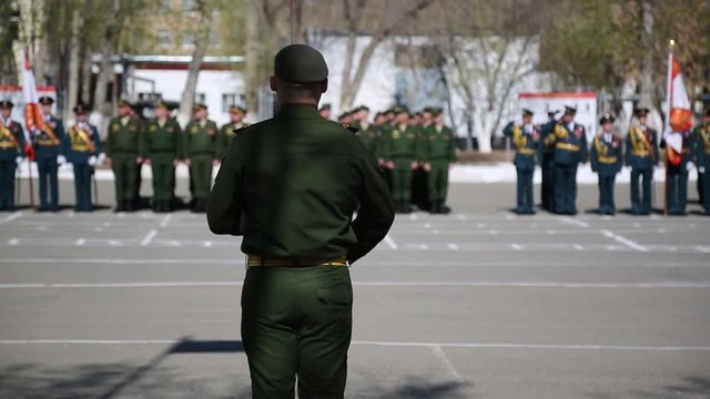 A soldier takes the oath before the army. Private soldier says the text of the military oath before his colleagues and division commanders.