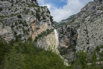 Fototapeta na wymiar Gole di Fara San Martino, Abbazia di San Martino in Valle e free climbing