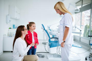 Fototapeta premium Dentist with sterile mask and dental instruments held exam teeth of patient