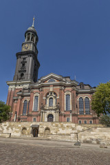 Fototapeta na wymiar Sankt-Michaelis-Kirche, genannt Michel, Hauptkirche in Hamburg