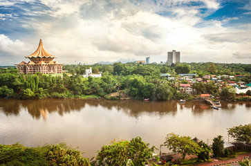 Blick über den Sarawak-Fluss auf die nördliche Seite der Stadt Kuching mit DUN-Komplex und Fort...