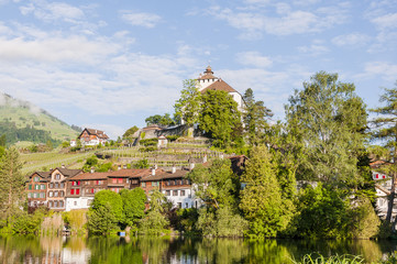 Fototapeta premium Werdenberg, Buchs, Stadt, See, Schloss, historische Häuser, Seeufer, WeinbergAltstadt, Altstadthäuser, Rheintal, Frühling, Sommer, Schweiz