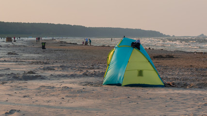Zelt und Camping Ausrüstung am Strand. Abenteuer an der Ostsee