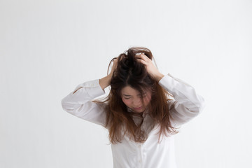 Naklejka premium 白シャツの女性・白バック
